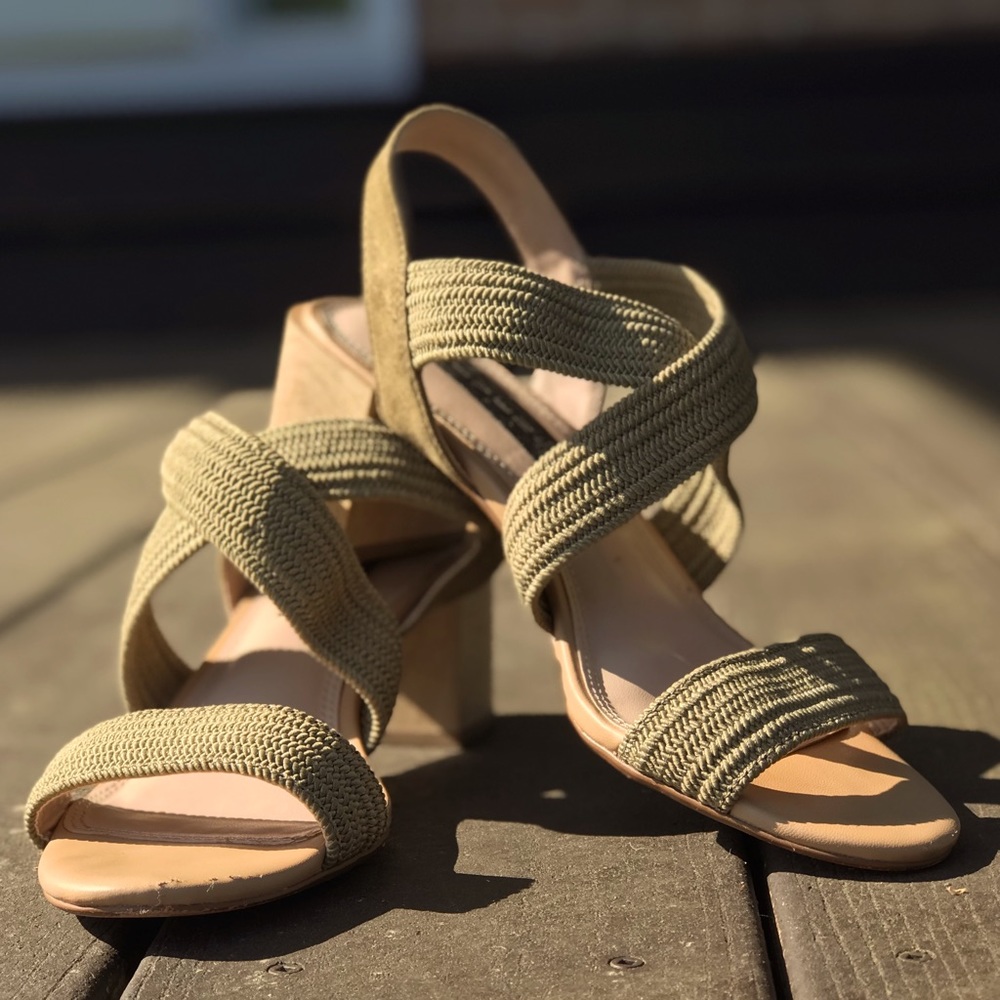 STEVE MADDEN Cross Over Strap and Block Heel Sandals - 8.5